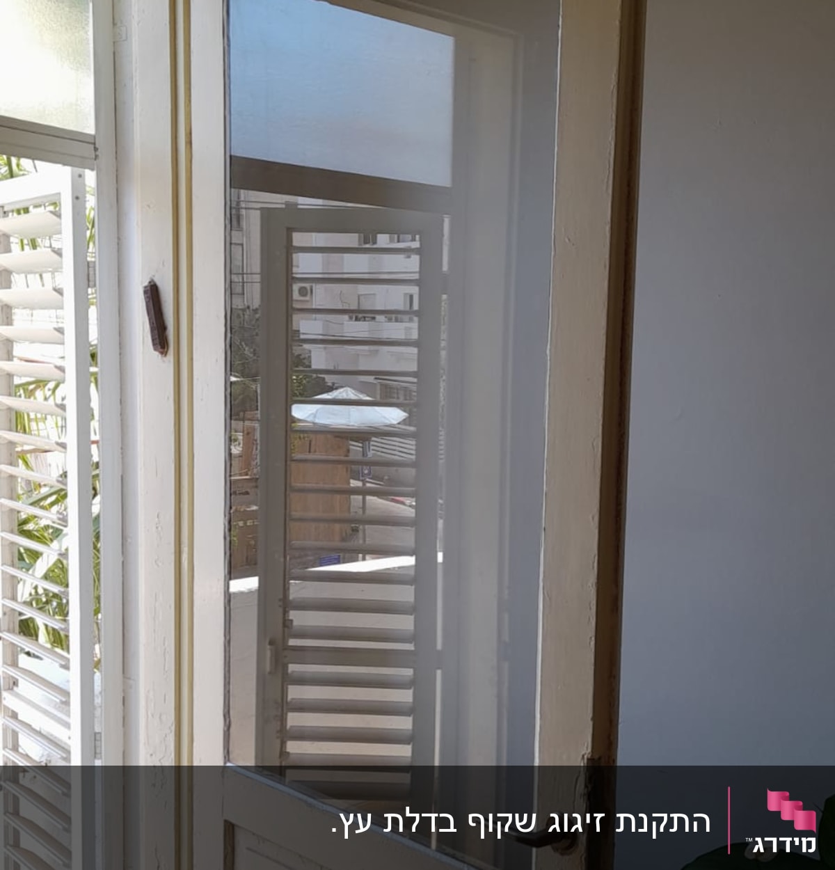 דלת עץ עם חלון זכוכית שקוף